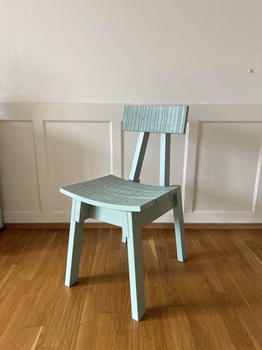 Sedia in legno di colore verde/turchese dal design inusuale - Image 1