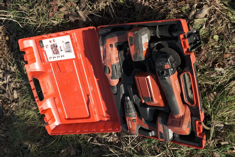 Martello elettrico Hilti, smerigliatrice, avvitatore, nel baule