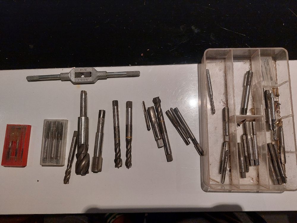 Set di filettatura con filettatrice e filettatrice a mano