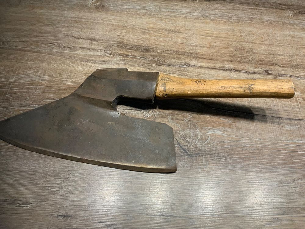 Vecchia ascia a lama larga svizzera, ideale per la lavorazione del legno