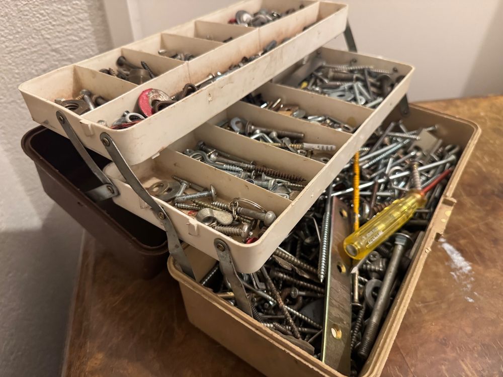 Grande assortimento di viti, dadi, scatole di utensili, ottimo!