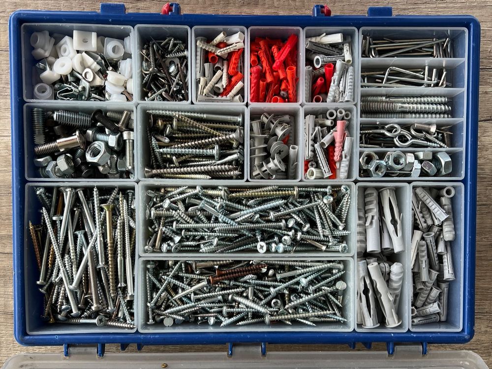 Diversi chiodi e tasselli in legno