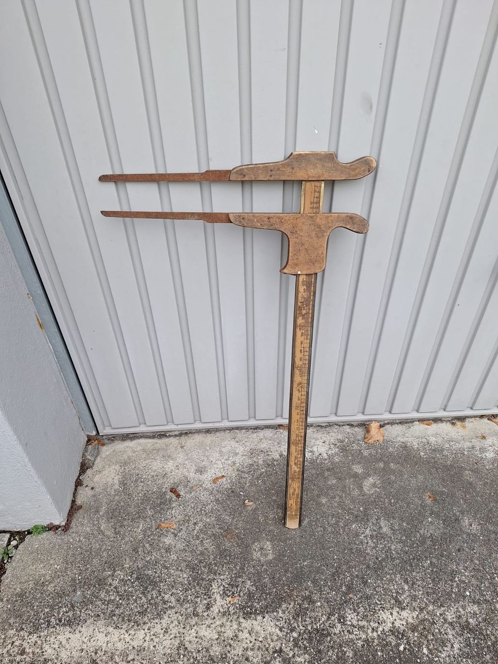 Vecchio utensile per falegnami, misurazione dello spessore del legno, vintage - Image 1