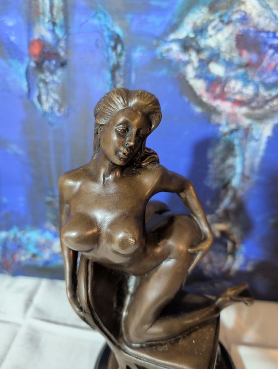TOP SCULPTURA IN BRONZO DA UN GIORNO CHE GUARDA UNA DONNA IN PIEDI - Image 2