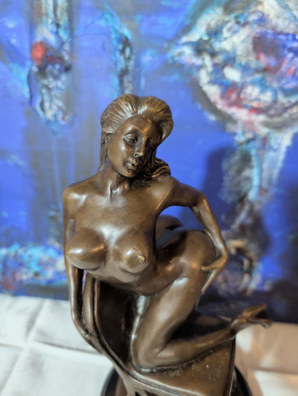 TOP SCULPTURA IN BRONZO DA UN GIORNO CHE GUARDA UNA DONNA IN PIEDI - Image 3
