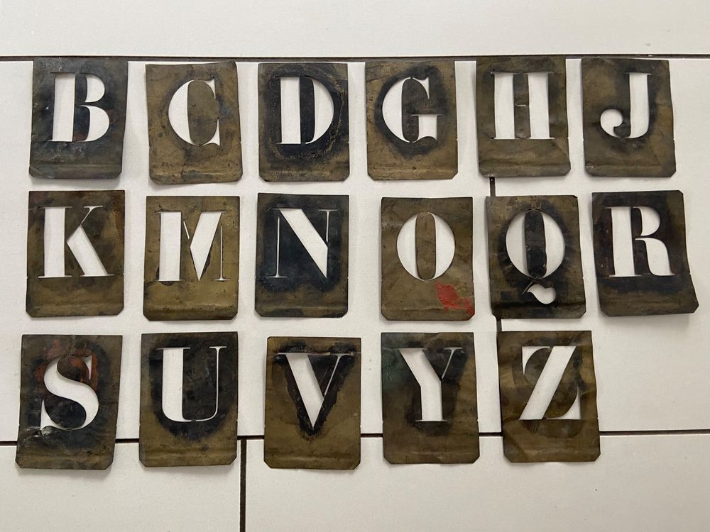 17 antiche lettere in metallo
