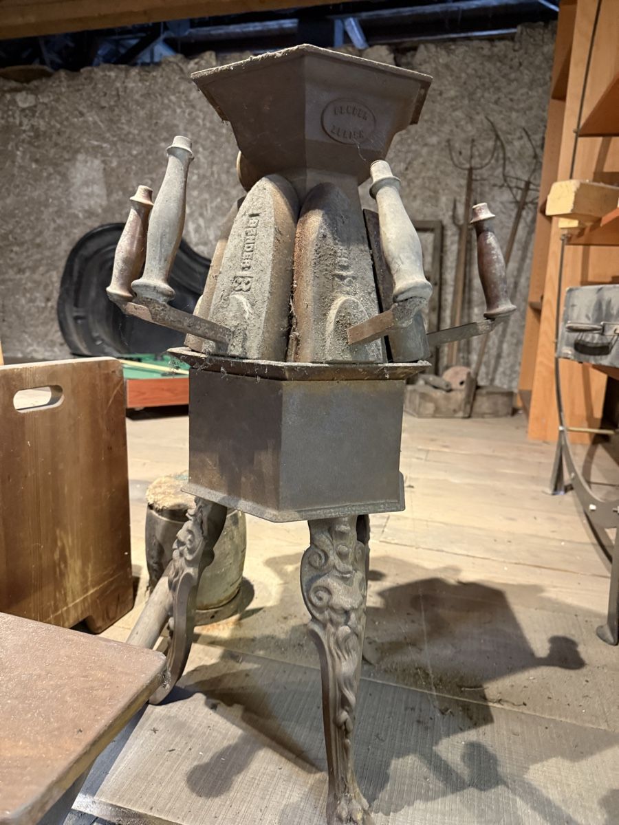 Antichissima pressa per la lavorazione del ferro, un pezzo raro da collezione! - Image 1