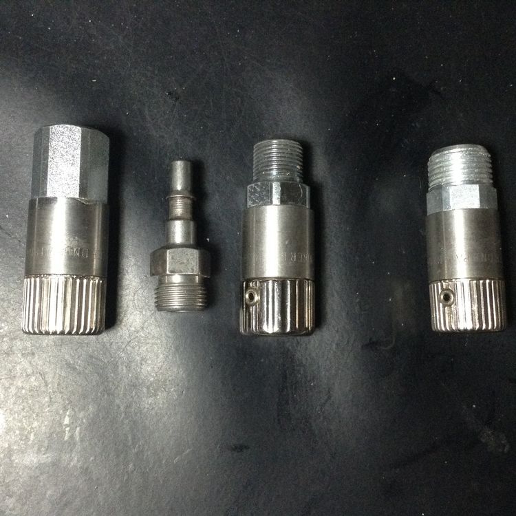 3 riduttori ad aria compressa + 1 connettore NUOVO come descritto
