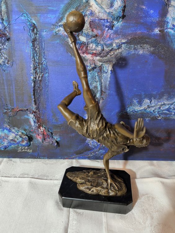 UN GIOCATORE DI FOTTBALLO CON UN BRONZO TOP IN ATTIVITÀ COMPLETA COLLEZIONISTA / REGALO