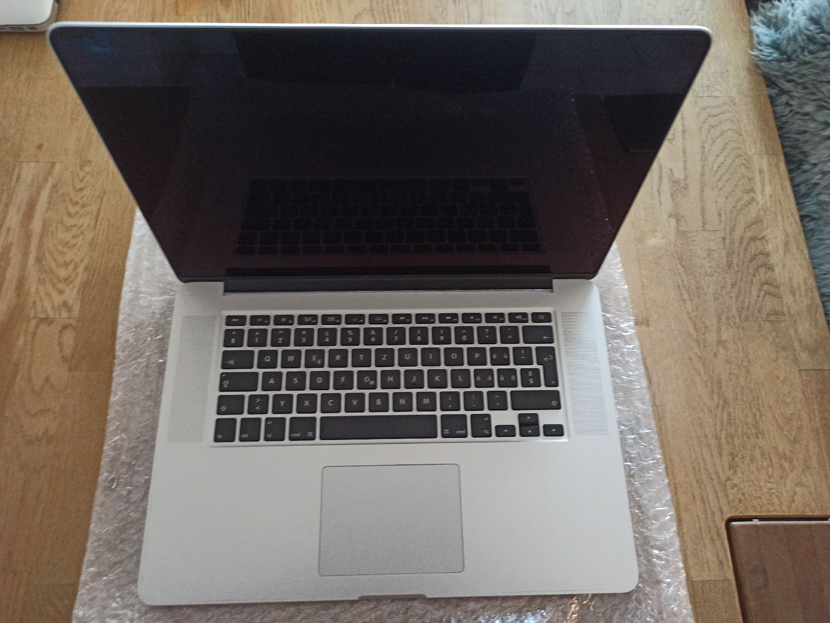 Apple MacBook Pro A1398 - Image 1