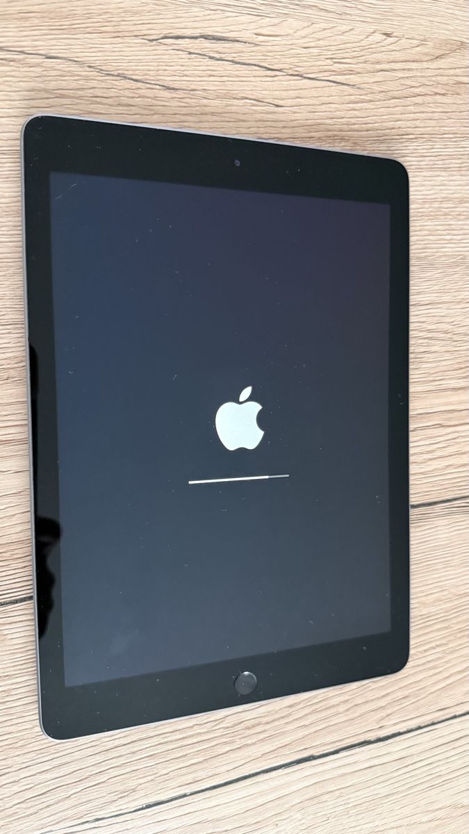Apple iPad 6 32GB Space Grey - Image 1