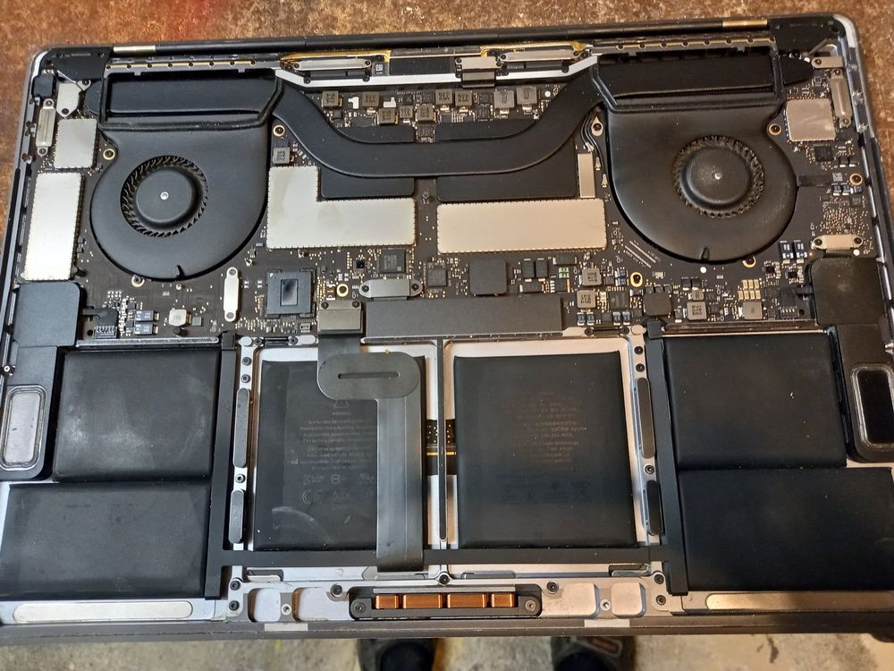 MacBook Pro 15" A1707 2017 - Image 2