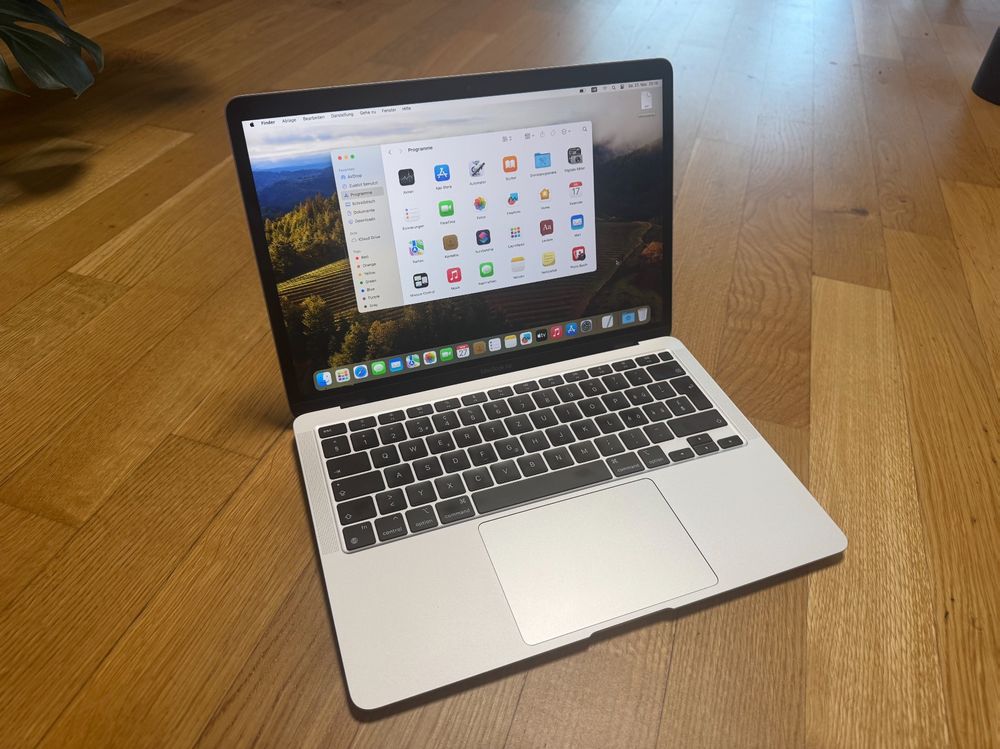 MacBook Air 13", M1, 8 GB di RAM, 256 GB SSD, spazio grigio, accessori