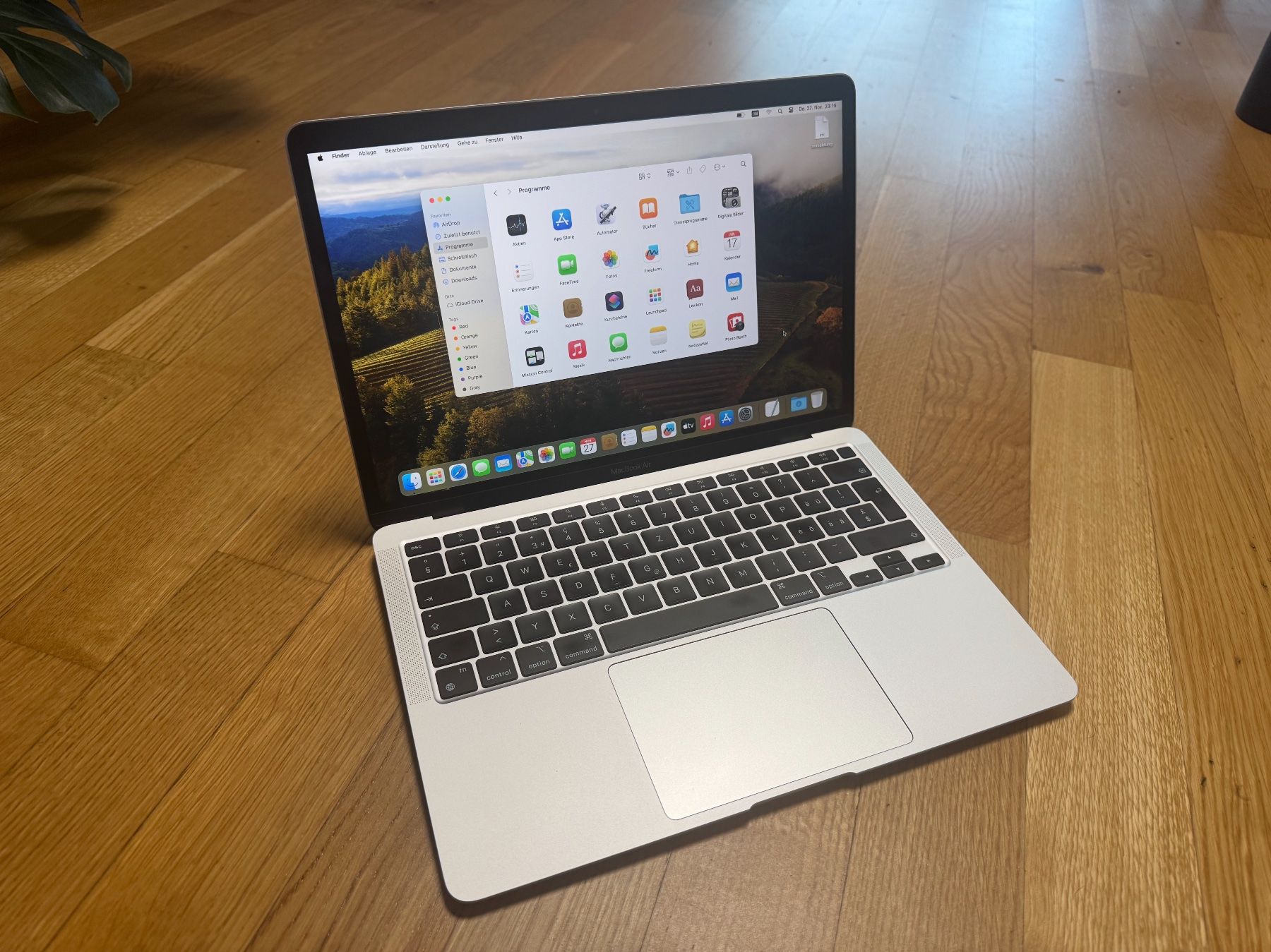 MacBook Air 13", M1, 8 GB di RAM, 256 GB SSD, spazio grigio, accessori - Image 1