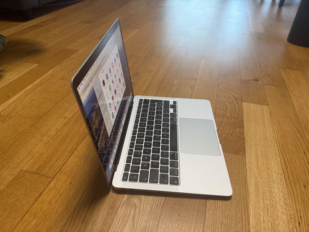 MacBook Air 13", M1, 8 GB di RAM, 256 GB SSD, spazio grigio, accessori - Image 2