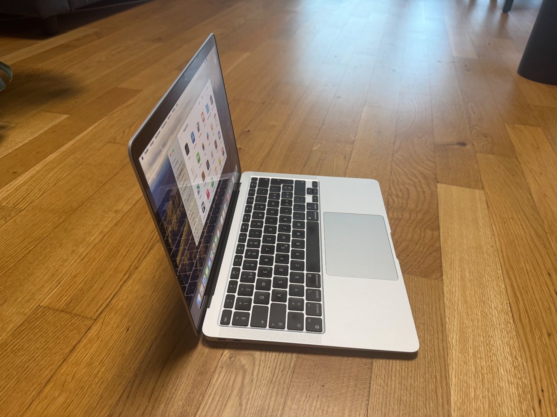 MacBook Air 13", M1, 8 GB di RAM, 256 GB SSD, spazio grigio, accessori - Image 3