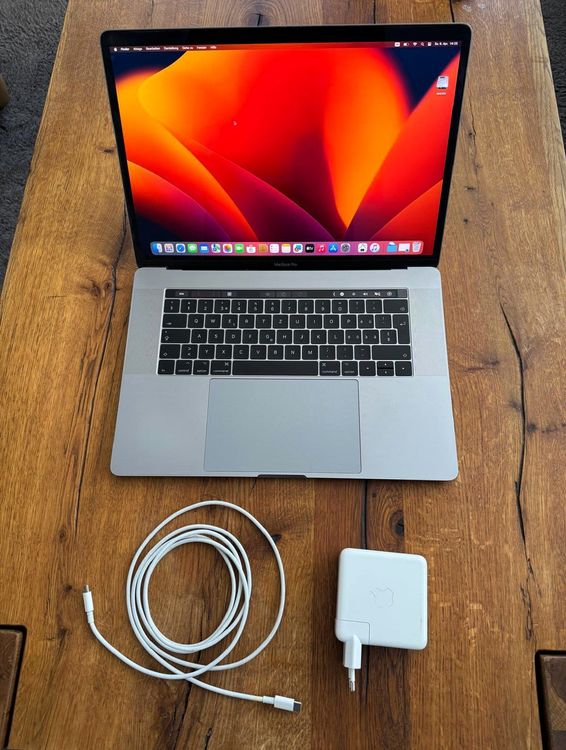 Apple MacBook Pro 15" _ Core i7 _ 16RAM _ 512SSD _ Radeon 4GB
