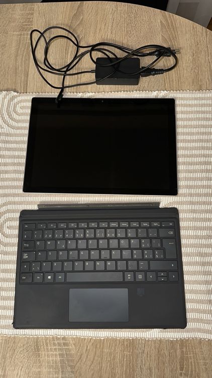 Microsoft Surface 5 Pro i5 / 8GB RAM / 256gb