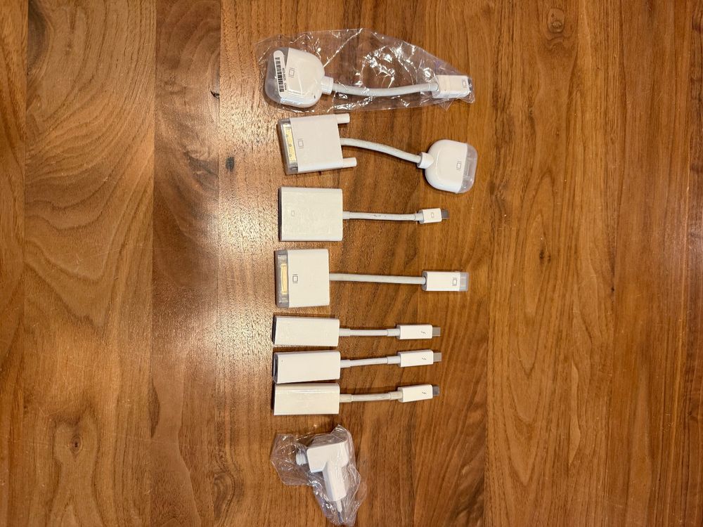 Apple Adapter Set: Mini DisplayPort, DVI, VGA...