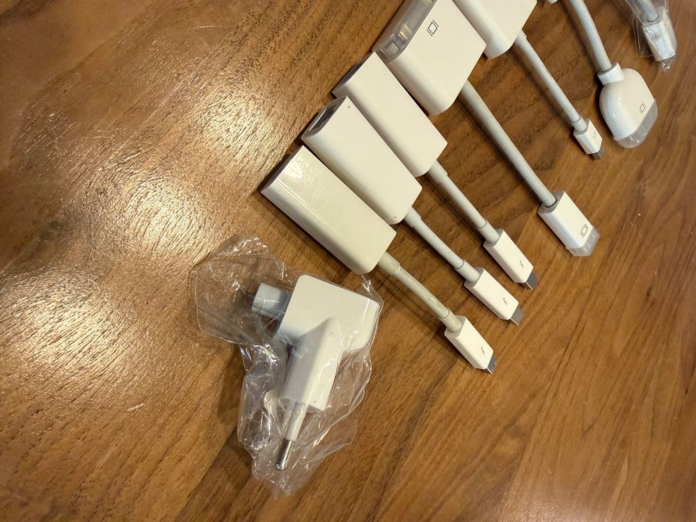 Apple Adapter Set: Mini DisplayPort, DVI, VGA... - Image 2