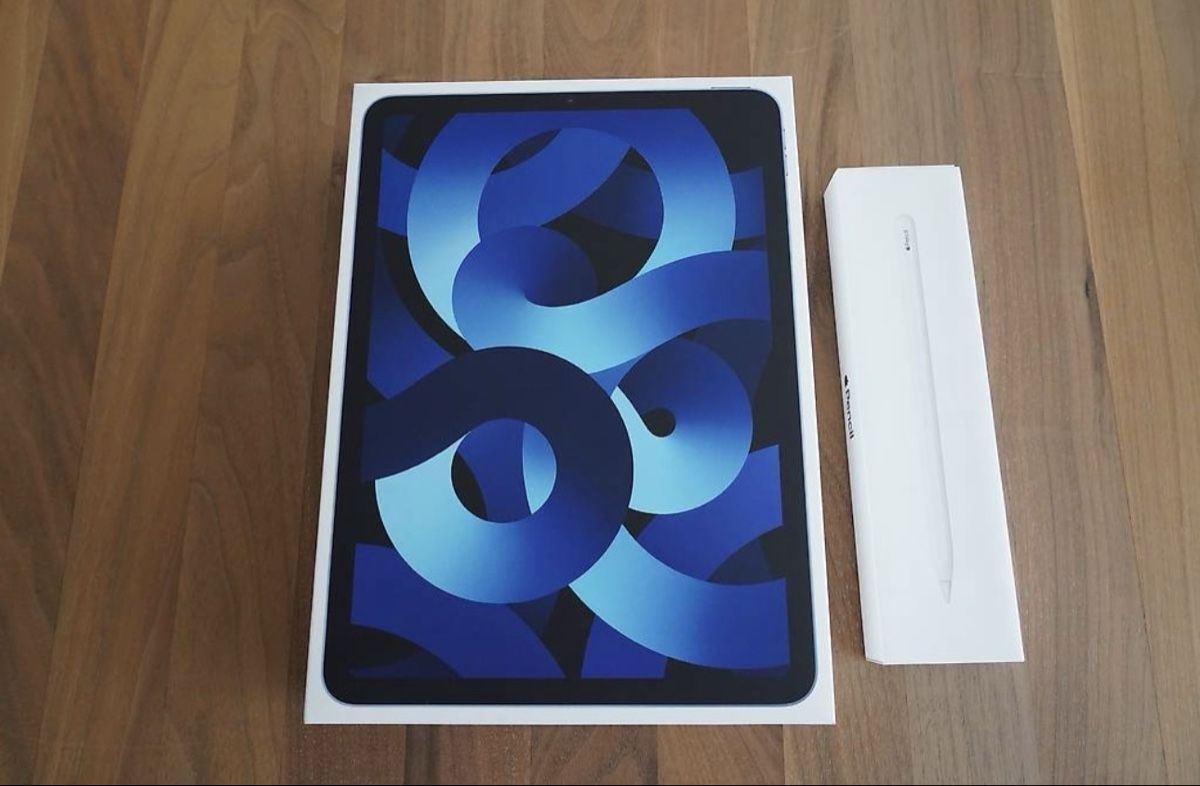 iPad Air 256GB Wi-Fi (con Penna e SmartFolio) - Image 1
