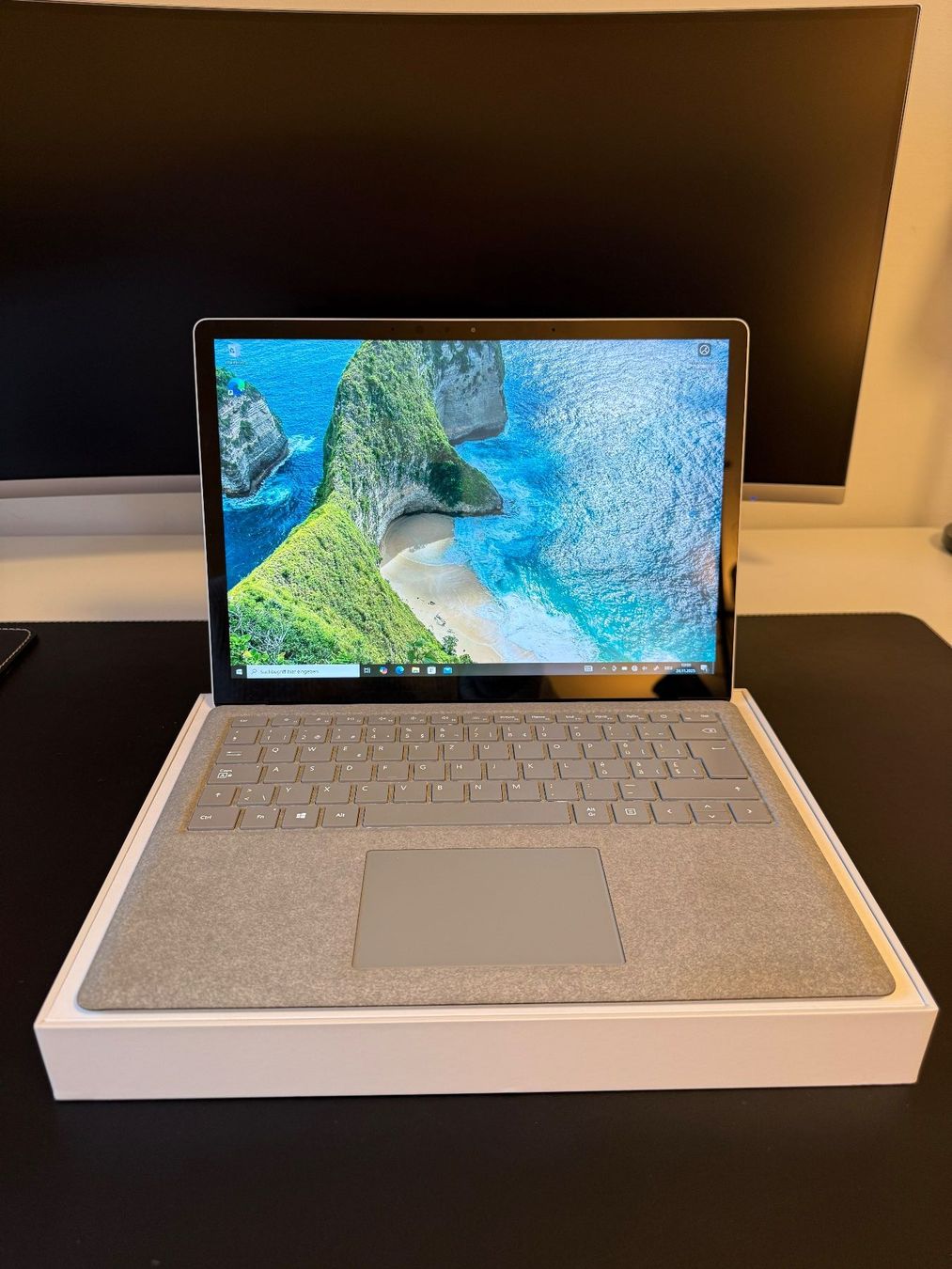 Microsoft Surface Laptop - Image 1