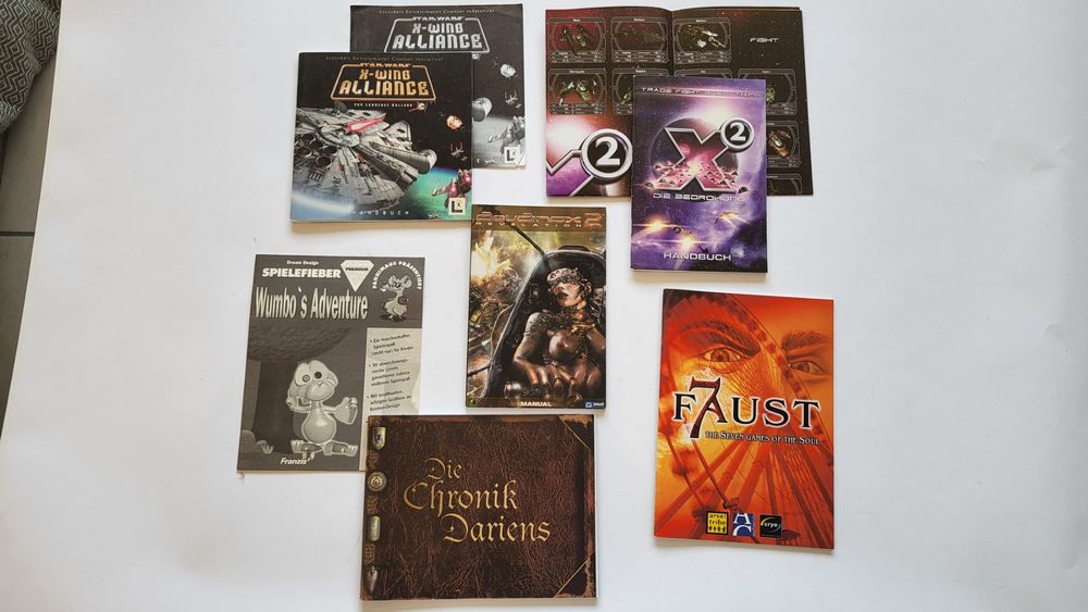 Diversi vecchi manuali di gioco