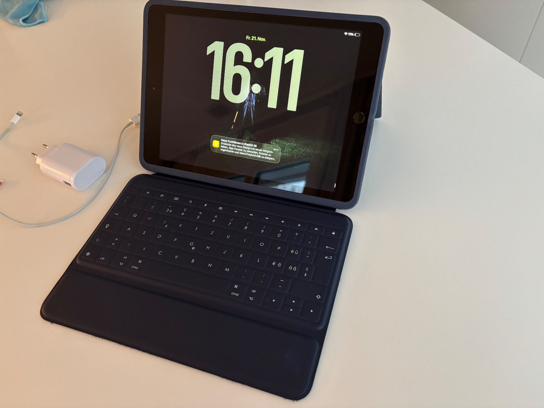 Apple iPad 8.Generation 128GB con tastiera Logitech + matita - Image 1