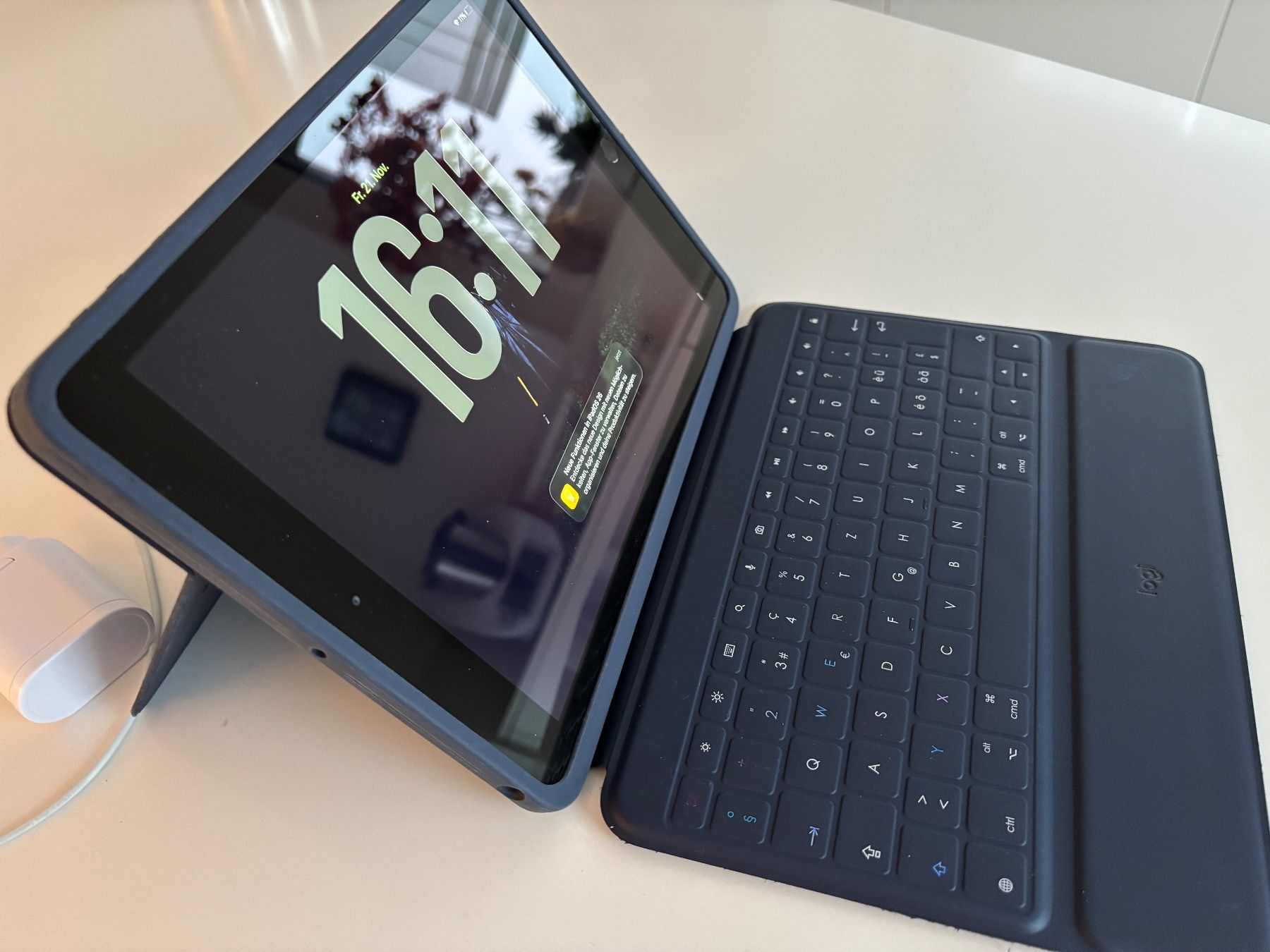 Apple iPad 8.Generation 128GB con tastiera Logitech + matita - Image 3