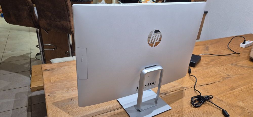 HP Pavilion All-in-One - 27-r054nz Serie: 8CC7420RLD - Image 2