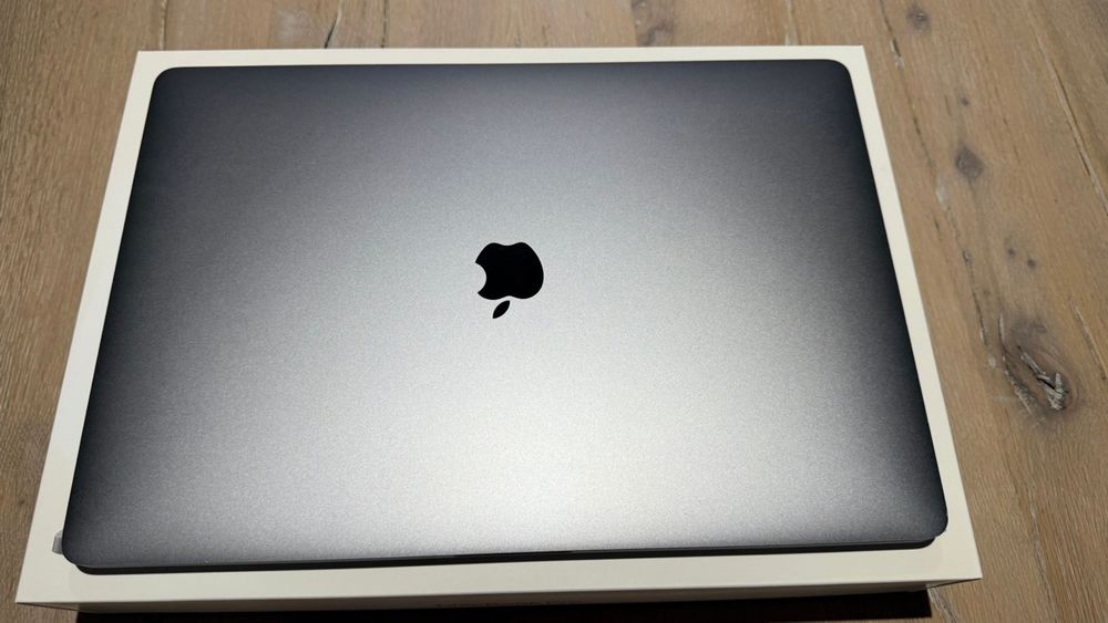 Apple MacBook Pro 16" 2019 - Intel i9, 16GB di RAM, 1TB