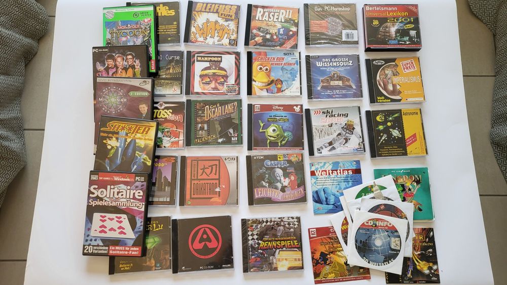 Diversi vecchi CD di giochi
