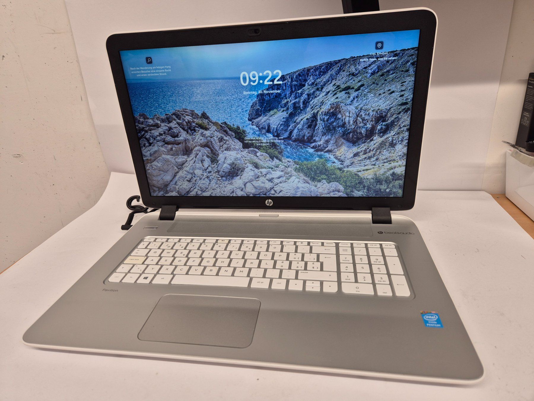 HP Pavilion 17 Notebook bianco-argento con 1 TB / Windows 11 - Image 1