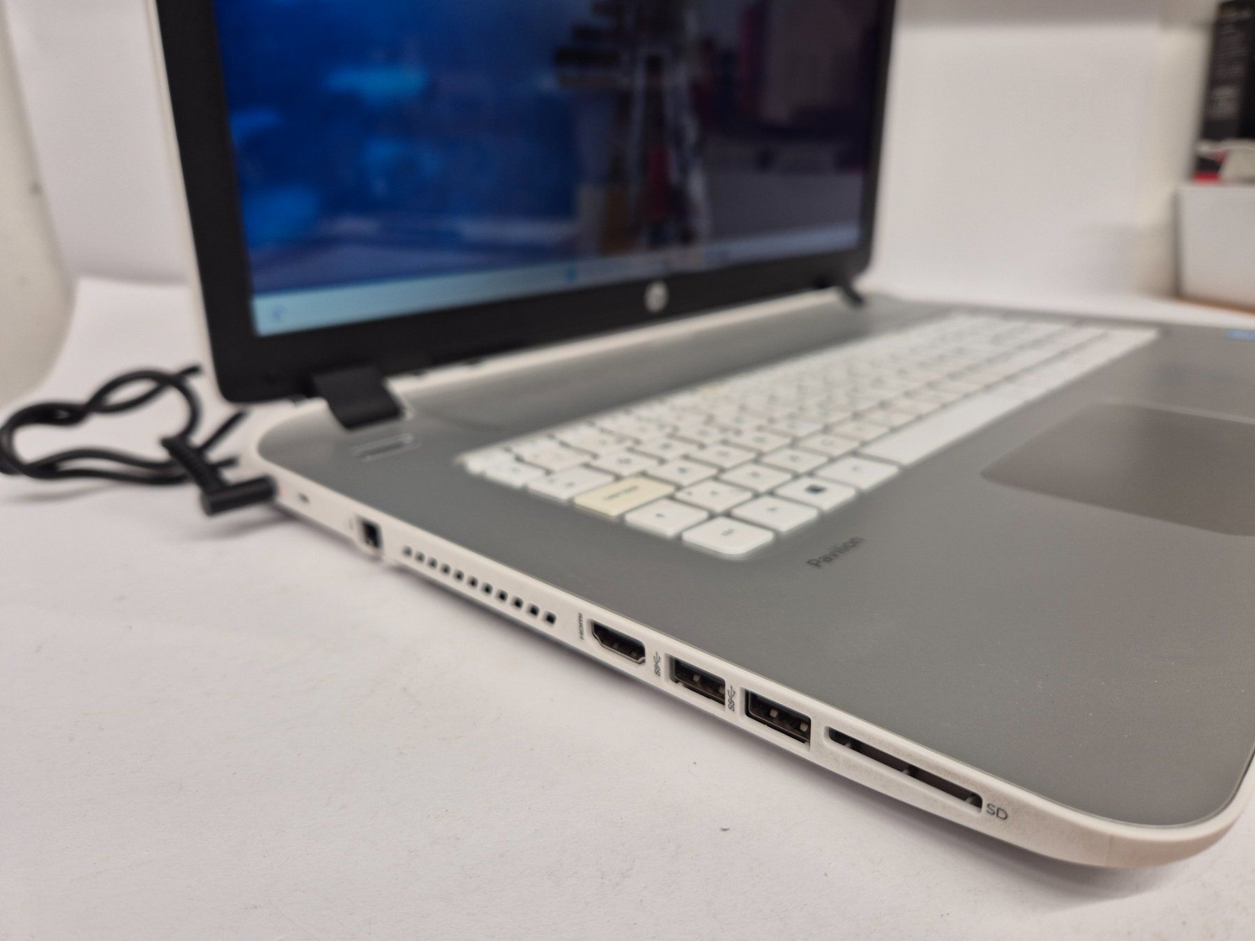 HP Pavilion 17 Notebook bianco-argento con 1 TB / Windows 11 - Image 3