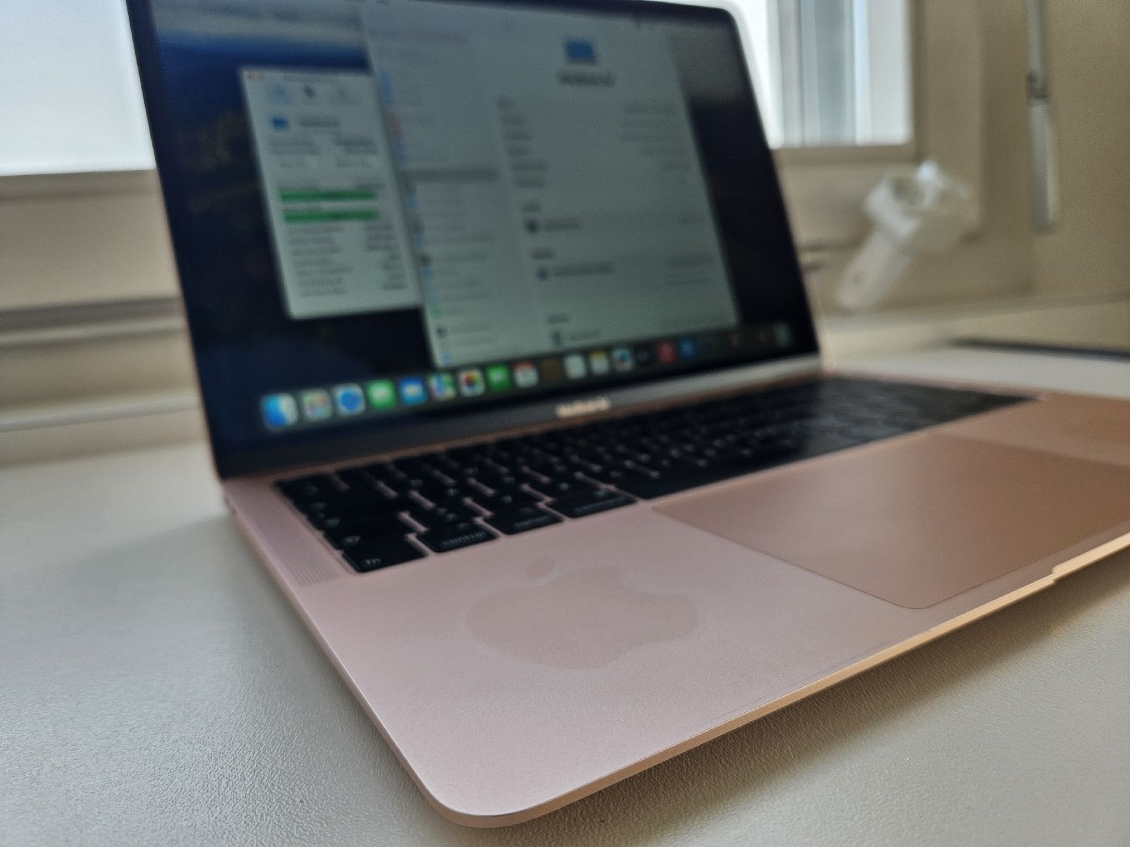 Apple MacBook Air Top Zustand, 87% Akku - Image 1