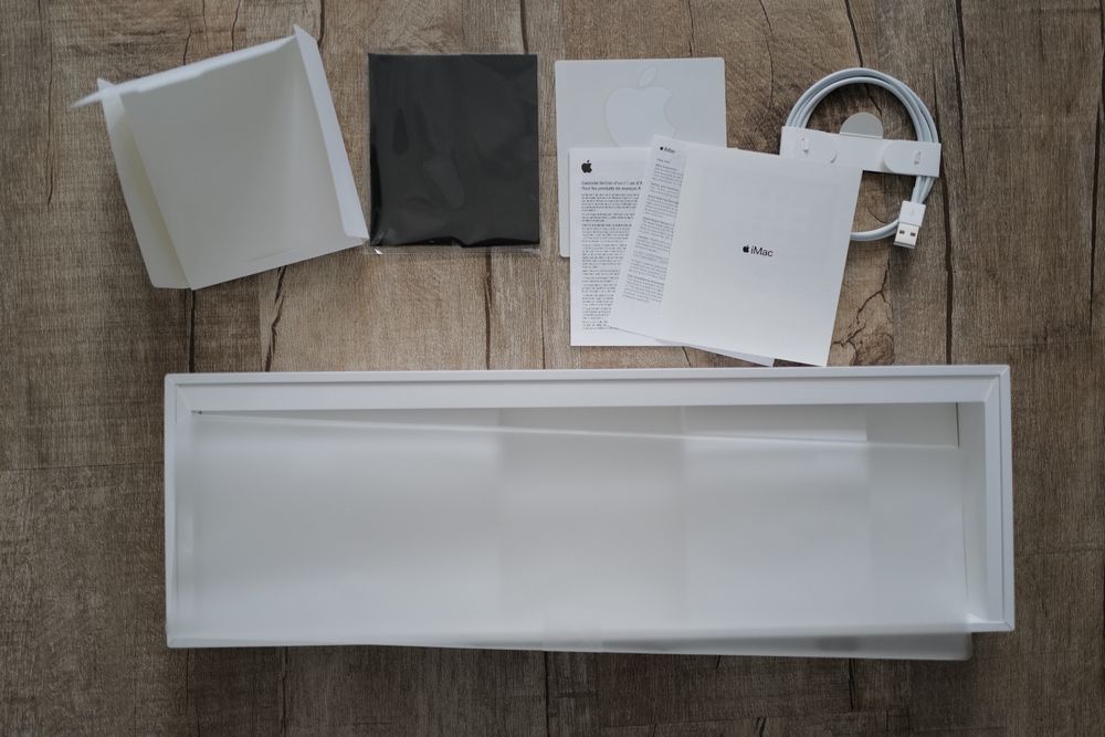 Apple Magic Keyboard con tovaglietta in microfibra, cavo Lightning NUOVO