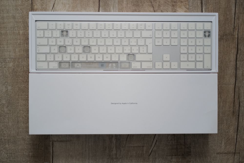 Apple Magic Keyboard con tovaglietta in microfibra, cavo Lightning NUOVO - Image 2