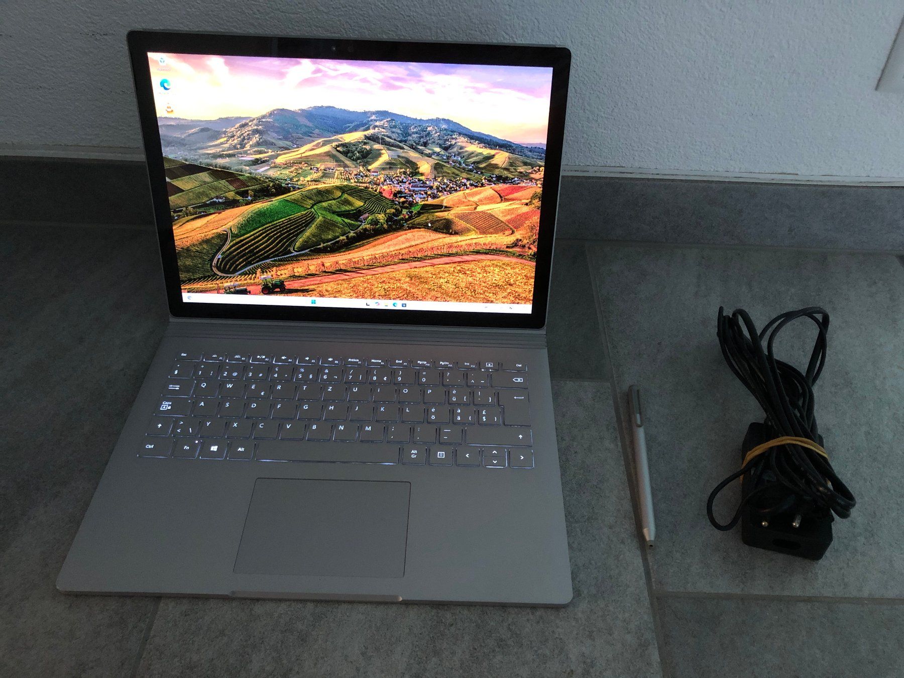 Surface Book, i5-6300U, 3000x2000 Pixel, 8GB RAM, 128GB SSD - Image 1