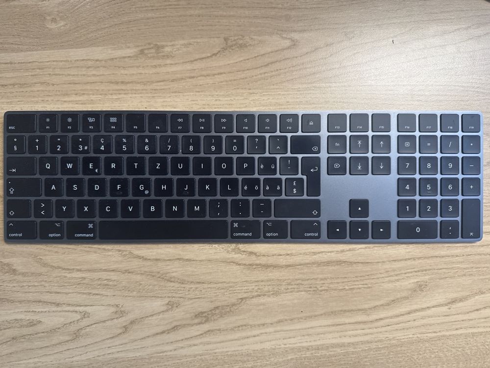 Tastiera Magic Keyboard di Apple con tastiera numerica - Grigio spazio