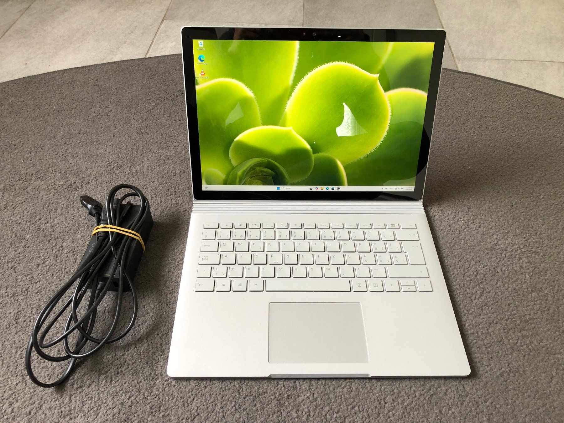 Surface Book, i5-6300U, 3000x2000, 8GB RAM, 128GB SSD - Image 1