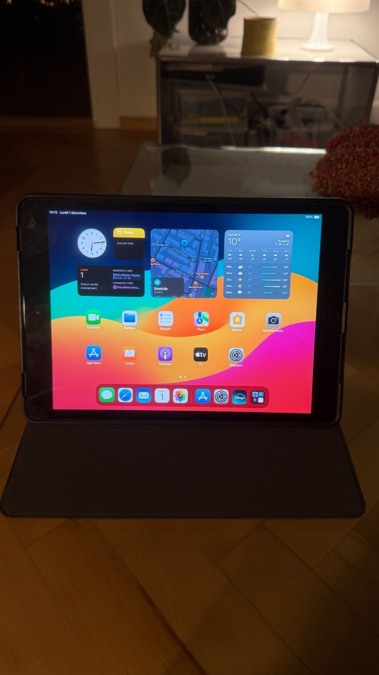 iPad 7° gen - 128GB - Nero + Custodia Targus - Image 1