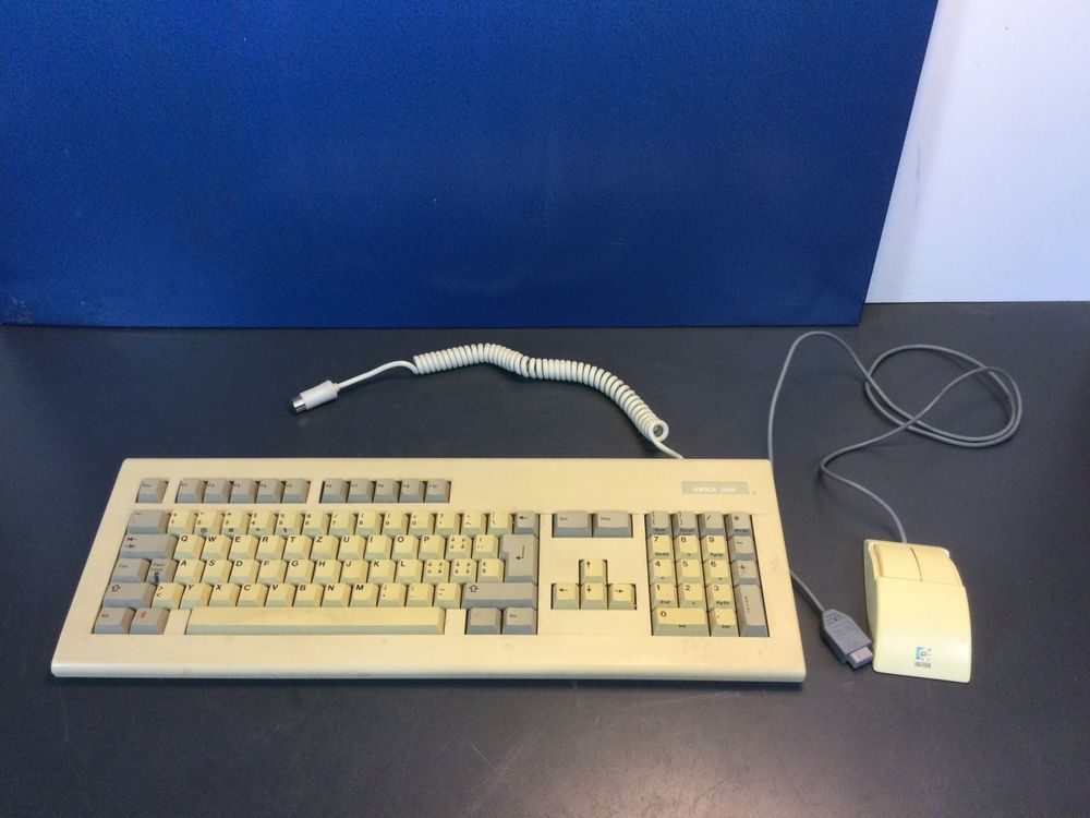 Tastiera Amiga 2000 e mouse Logitech usati