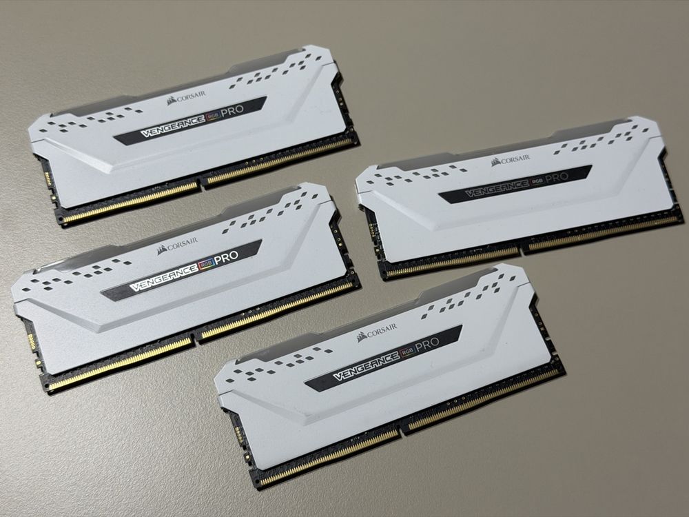 Corsair Vengeance RGB 4x8 GB DDR4 RAM