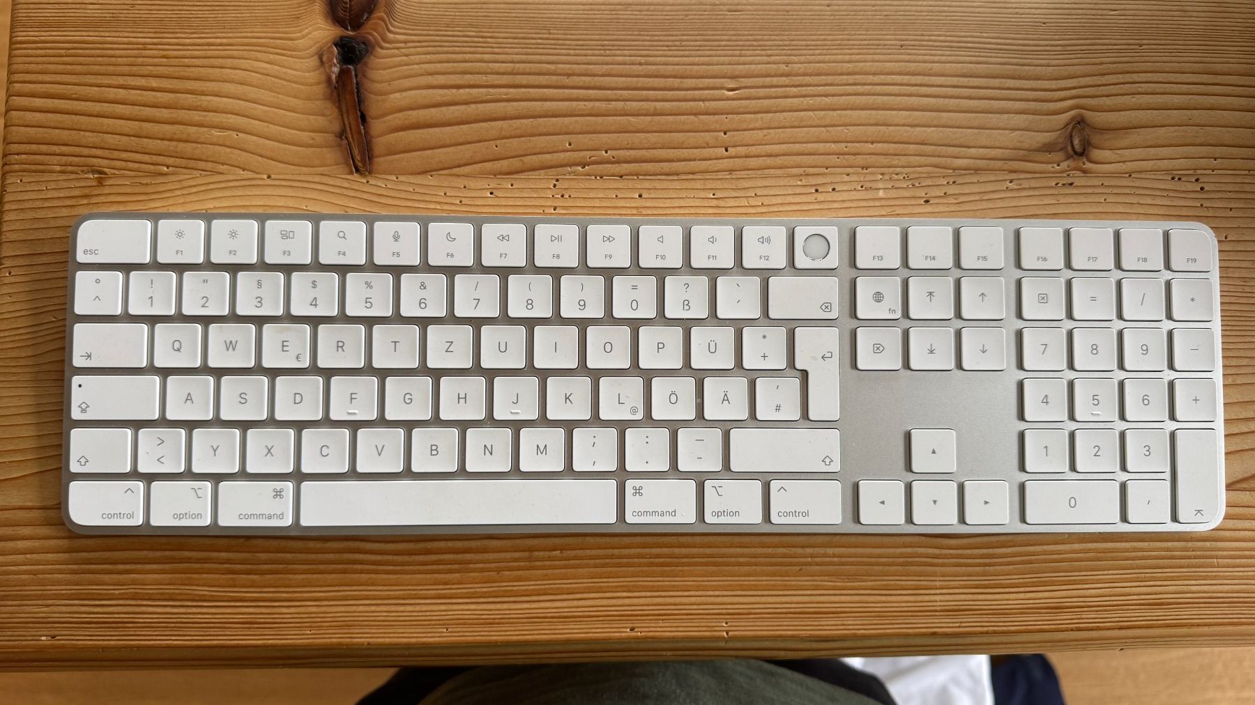Wireless Apple Magic Keyboard con tastiera Qwertz con tasti numerici DE - Image 1