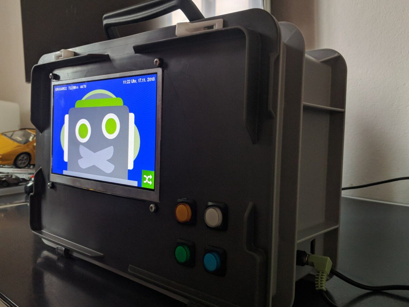 Raspberry Pi con display, fotocamera e scatola come kit fai da te - Image 1