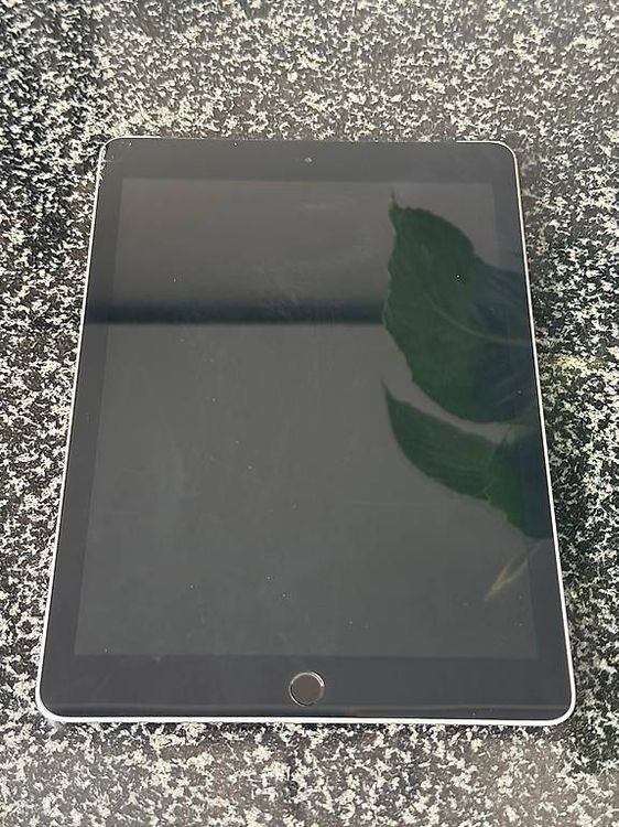 iPad di sesta generazione (2018) da 9,7 pollici? 128 GB + Cellulari (