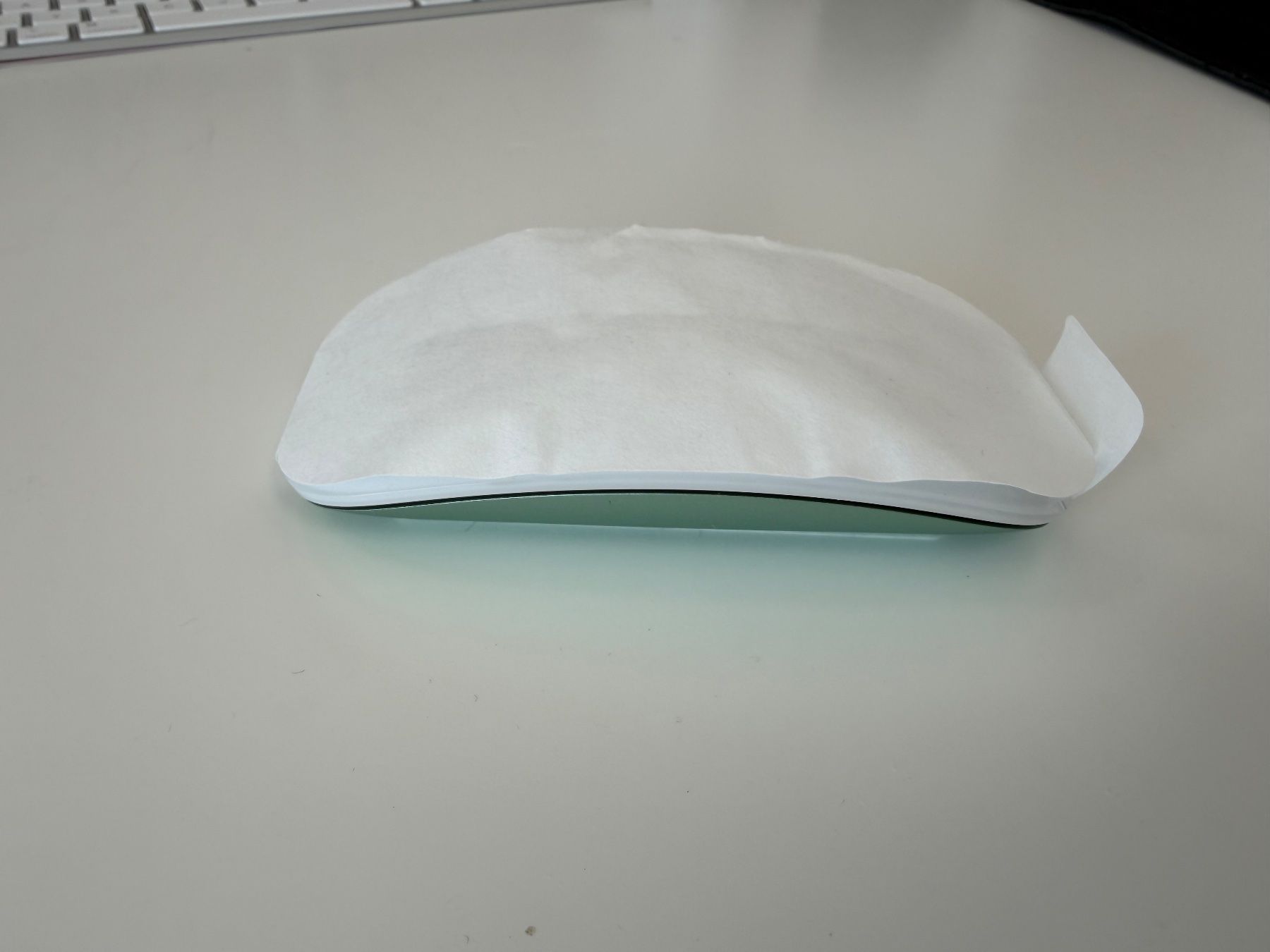 Apple Magic Mouse 2 in verde (USB-C) - Image 1