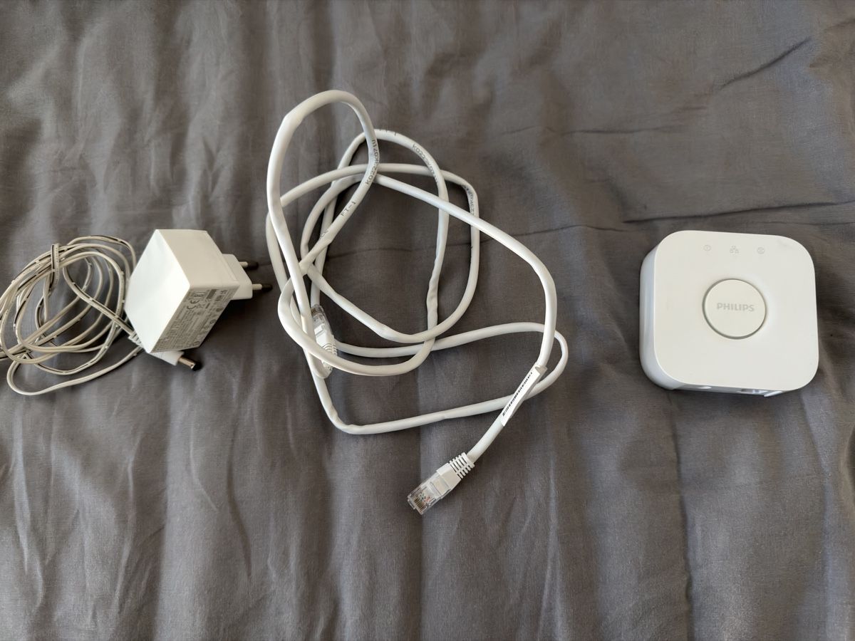 Philips Hue Bridge 2 con alimentatore e set di cavo LAN - Image 1