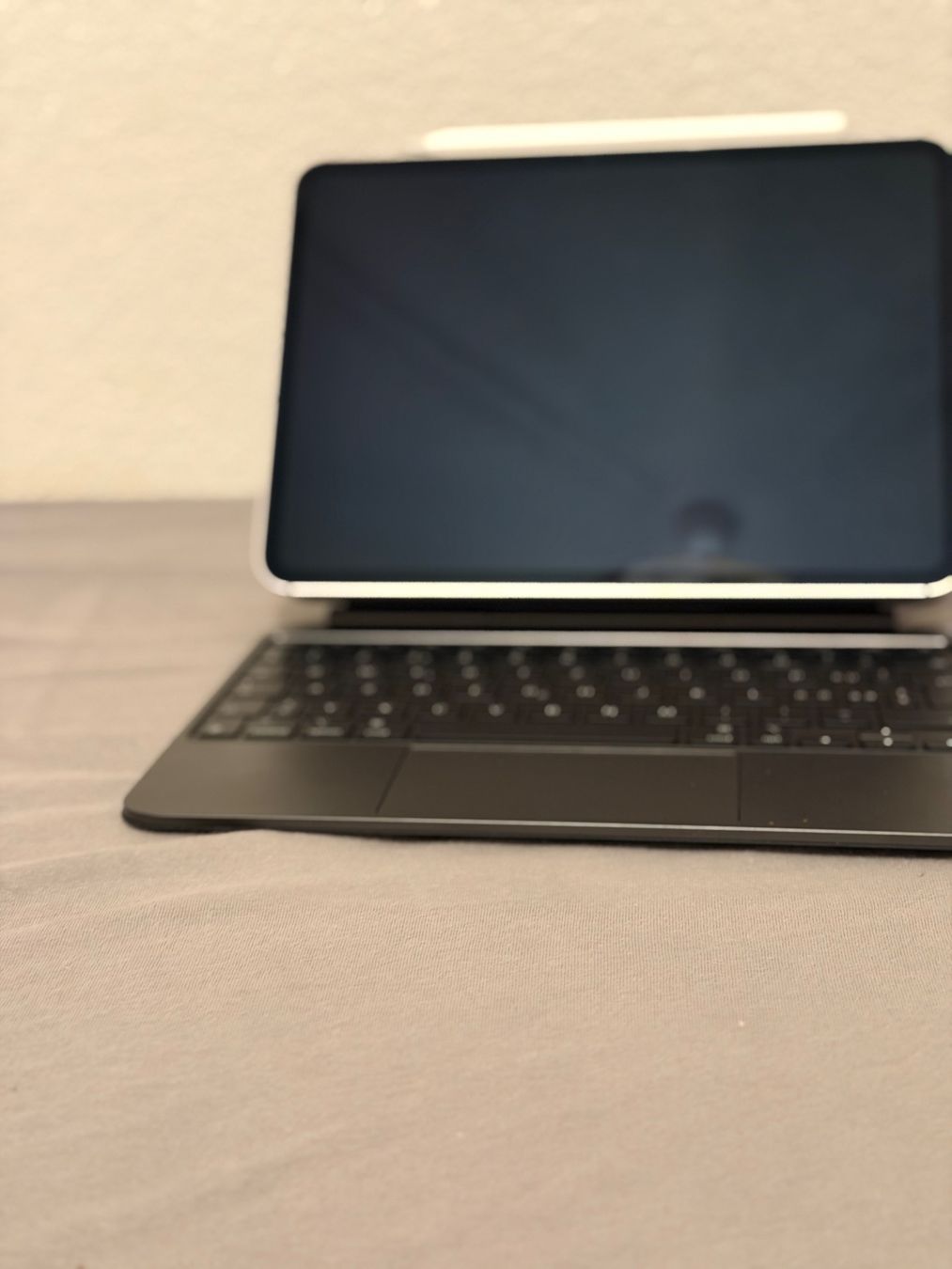 Apple IPAD Pro 11", M5, 256GB, Wifi &amp; 5G incl. Magic Keyboard - Image 1
