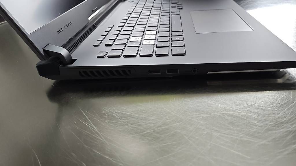 ASUS ROG StrixG713 portatile per giocatori - Image 3